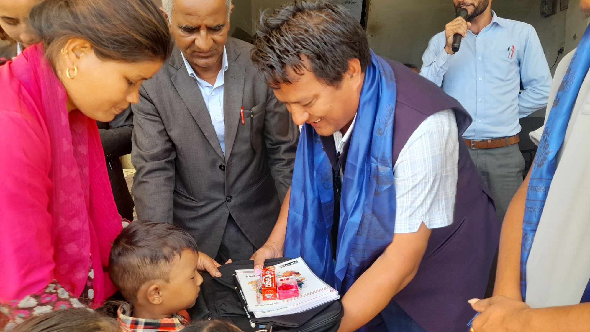 इन्द्रावतीको सरस्वतीका विद्यार्थीलाई शैक्षिक, स्वास्थ्यसहित खेलकुद सामग्री 