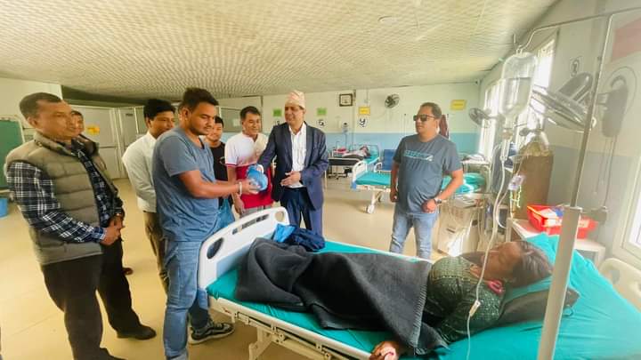 बिरामीलाई फलफूल बाँडेर सुनकोसी गाउँपालिकाले मनायो संविधान दिवश
