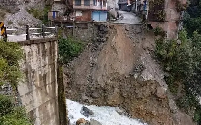 पहिरोले तातोपानी नाका ठप्प हुँदा ९ सय कन्टेनर अलपत्र, व्यवसायीको लगानी डुब्ने खतरा