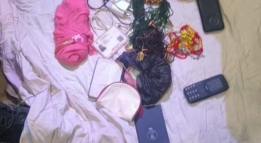 मोबाईल लोकेसन हेर्दै युवाहरुले समाते ४ चोर, बरामद गरियाे ८ लाख बराबरकाे समान