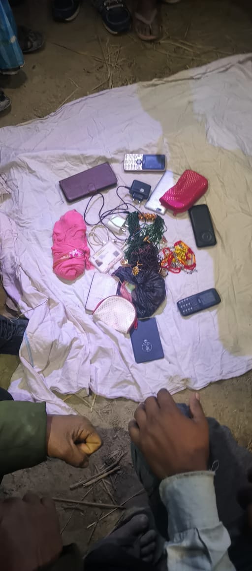 मोबाईल लोकेसन हेर्दै युवाहरुले समाते ४ चोर, बरामद गरियाे ८ लाख बराबरकाे समान
