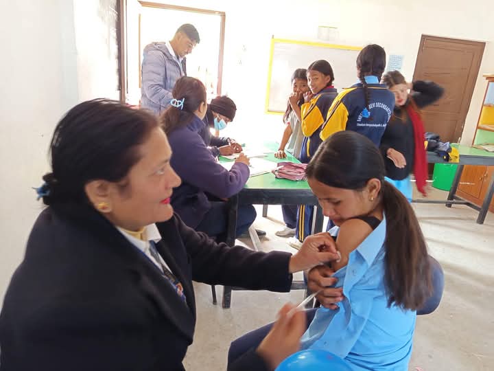 सिन्धुपाल्चोकमा १० हजार पाँचसय किशोरीलाई एचपिभी खोप दिइने, अभियान मंगलबारबाट भयो सुरू