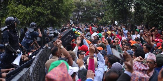 बानेश्वरमा शिक्षक र प्रहरीबिच भिडन्त, प्रहरीले फाल्यो पानीको फोहोरा