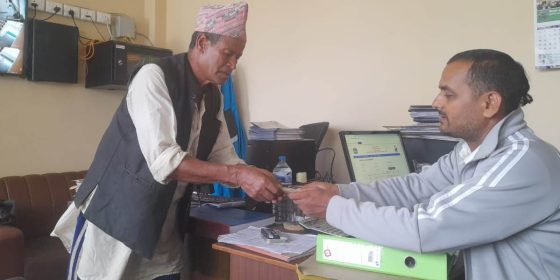 हलगोरु पाल्ने मेलम्चीका किसानलाई दिइयो प्रोत्साहनस्वरुप नगद