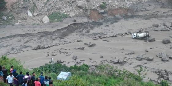 रसुवामा फसेका पर्यटक तातोपानी नाकाबाट काठमाडौं लगियो