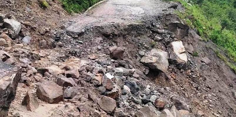 सिन्धुपाल्चोकका चालक भन्छन्-ज्यान हत्केलामा राखेर गाडी चलाउन बाध्य छौं
