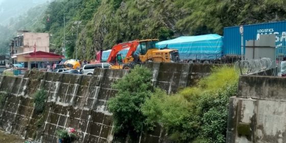 एक महिनादेखि तातोपानी नाका ठप्प, इकुको पहिरो समस्या ज्यूँका त्यूँ