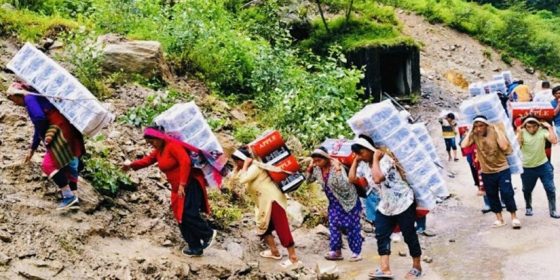 कोदारीको इकु भीरमा भारी बोक्नेका पीडा : ‘चिप्लियो कि ज्यानै सिद्धियो’