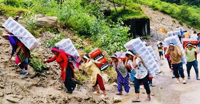 कोदारीको इकु भीरमा भारी बोक्नेका पीडा : ‘चिप्लियो कि ज्यानै सिद्धियो’