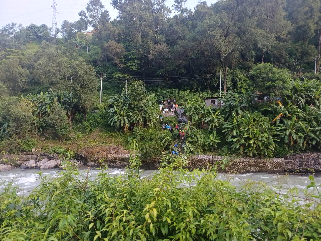 डेलिभरी भ्यान भोटेकोशी नदिमा खसेर बेपत्ता