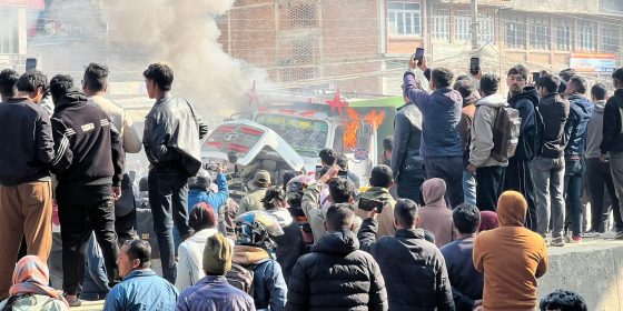 बनेपा दुर्घटना: एकको मृत्युपछि आक्रोशित भिडले जलाए टिपर (भिडियो)
