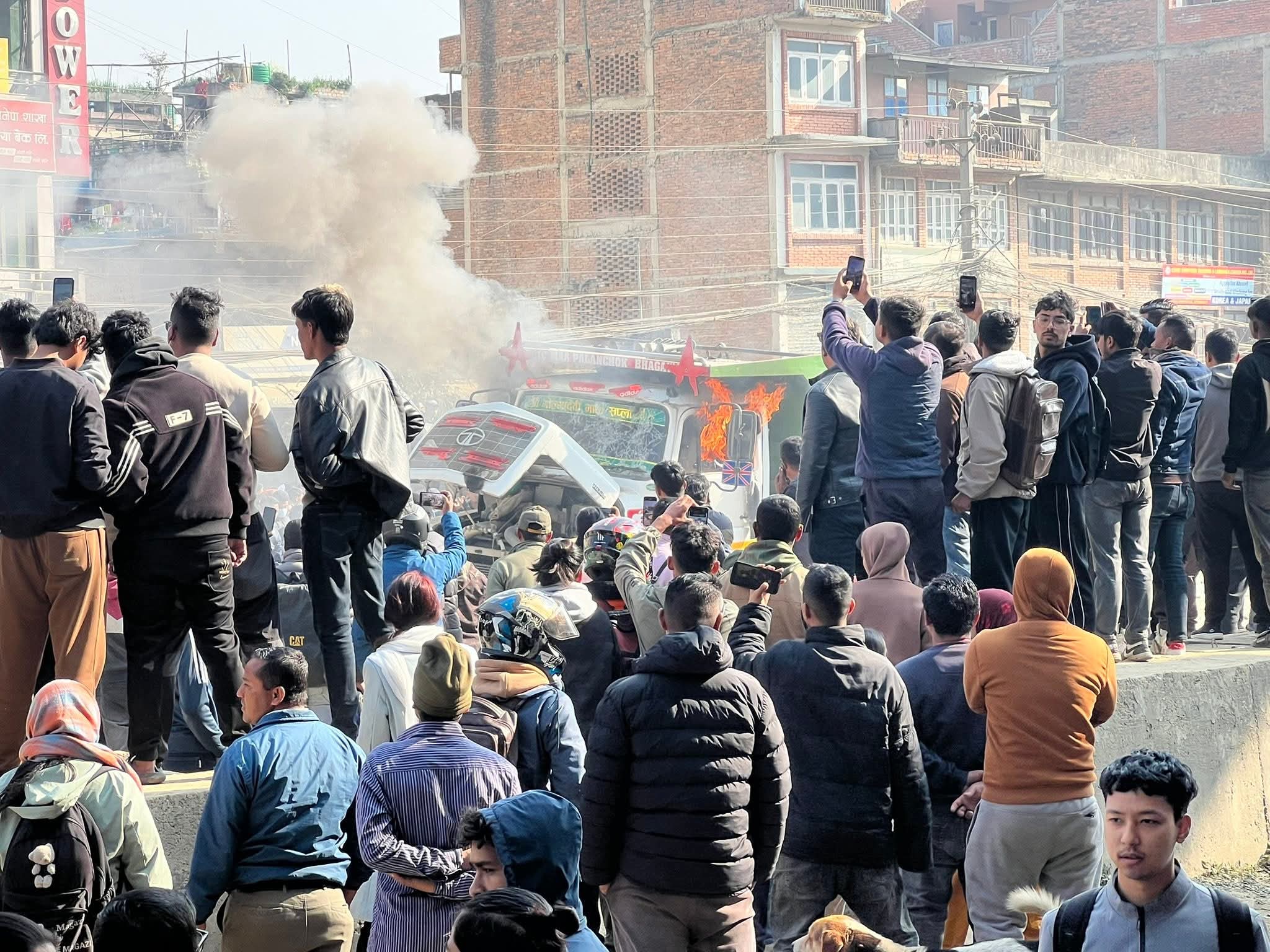 बनेपा दुर्घटना: एकको मृत्युपछि आक्रोशित भिडले जलाए टिपर (भिडियो)