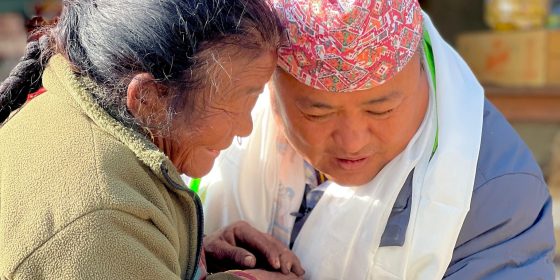 कांग्रेस उम्मेदवार जंगलाई ८६ वर्षीया आमाको आर्शिवाद- जितेपछि सबैलाई भेट्नु अनि समस्या बुझ्नू