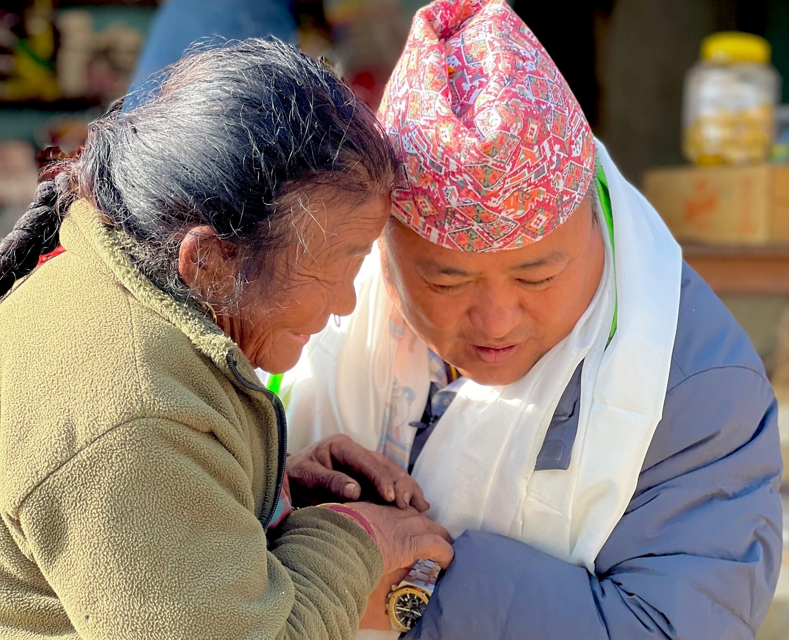 कांग्रेस उम्मेदवार जंगलाई ८६ वर्षीया आमाको आर्शिवाद- जितेपछि सबैलाई भेट्नु अनि समस्या बुझ्नू