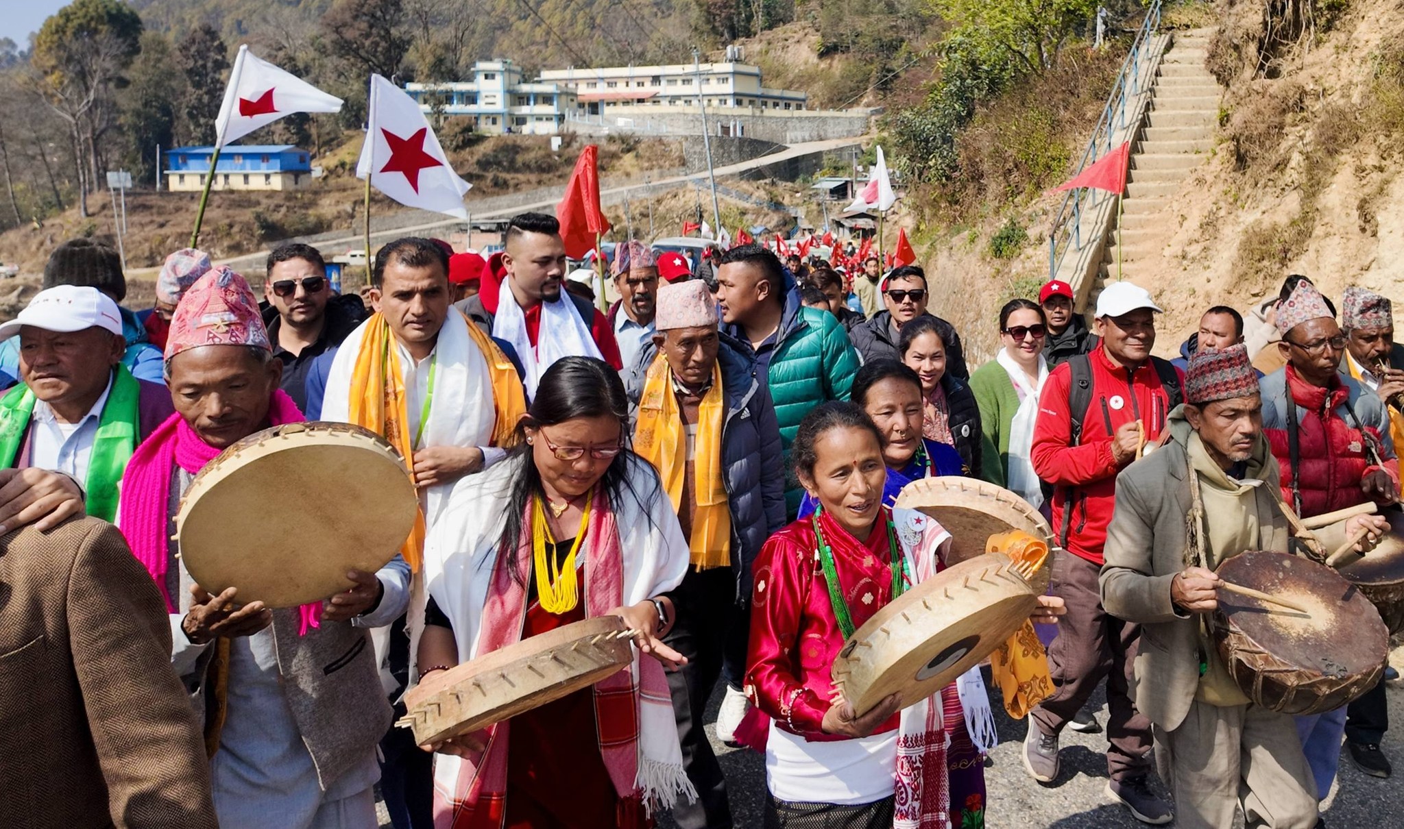 भोट माग्दै माधव सापकोटाले भने–अधुरा आयोजना पूरा गर्न फेरि आएँ