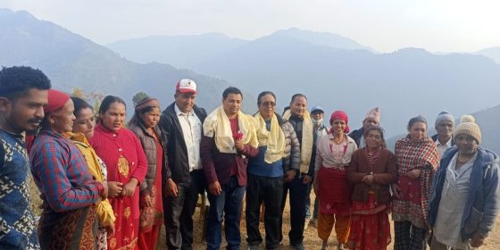 गुलाब बोकेर माया र मत माग्दै घरदैलोमा समिर