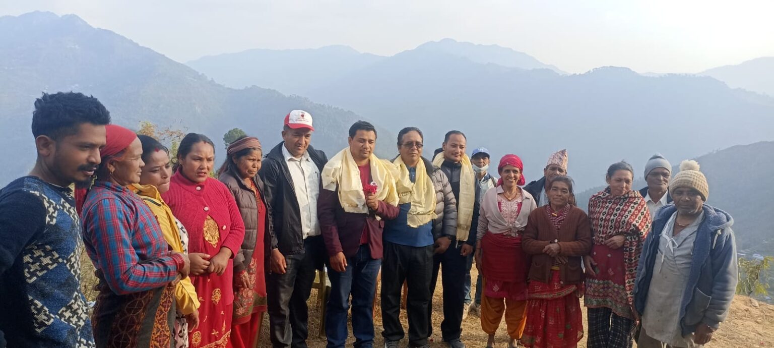 गुलाब बोकेर माया र मत माग्दै घरदैलोमा समिर