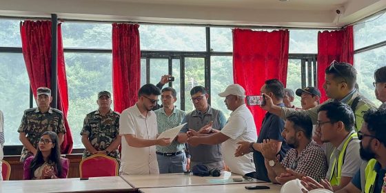 साढे दुई सातादेखि ठप्प कोदारी सडक, मन्त्रीले ज्ञापनपत्र बुझे तर समस्या बुझेनन्