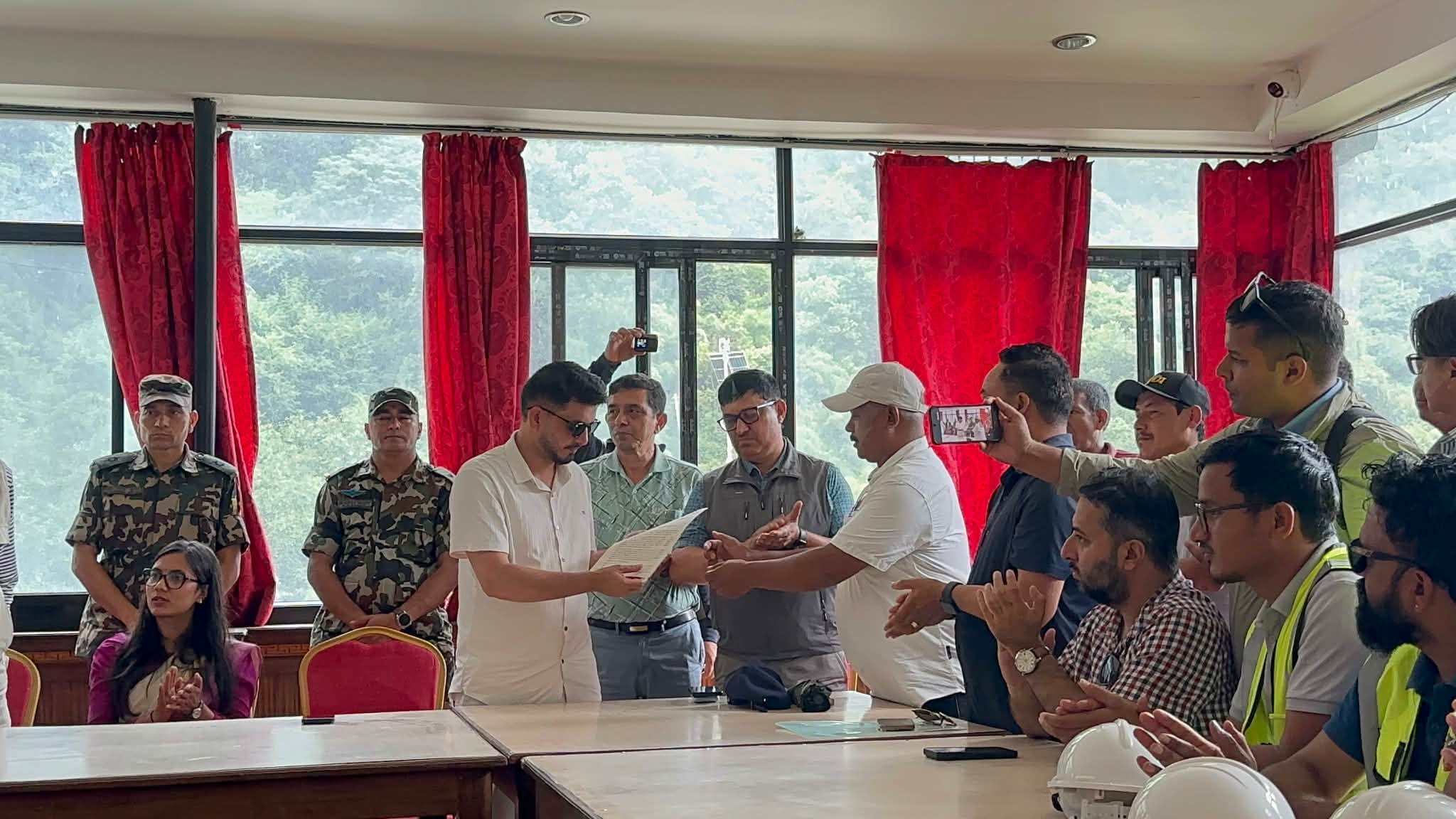 साढे दुई सातादेखि ठप्प कोदारी सडक, मन्त्रीले ज्ञापनपत्र बुझे तर समस्या बुझेनन्