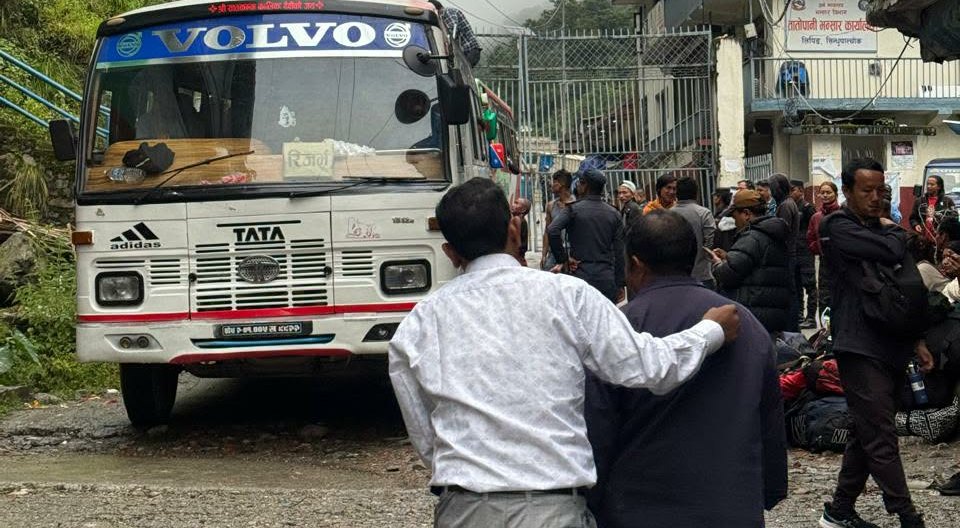 रसुवा बाढीमा चीनतर्फ फसेका ११४ जना तातोपानी आइपुगे