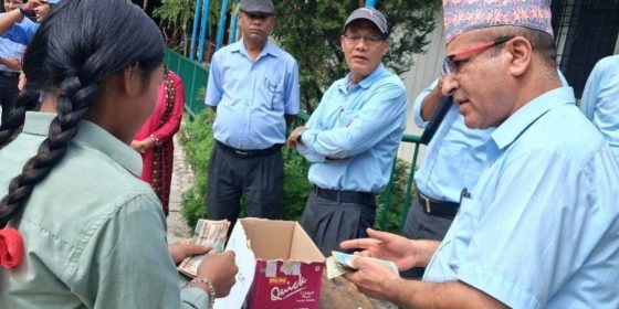 मेलम्चीका विद्यार्थीले गरे खाजाको गाँस कटाएर बाढीपीडितलाई सहयोग