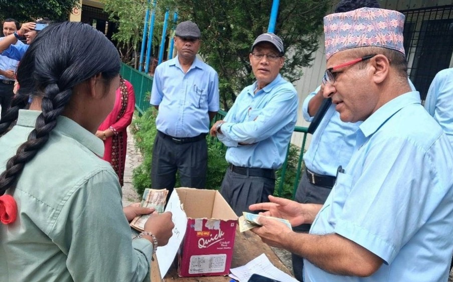 मेलम्चीका विद्यार्थीले गरे खाजाको गाँस कटाएर बाढीपीडितलाई सहयोग