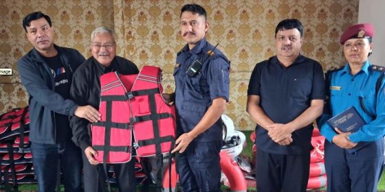 विपदमा एसएस फाउण्डेसनको साथ, प्रहरीलाई उद्धार सामग्री सहयोग