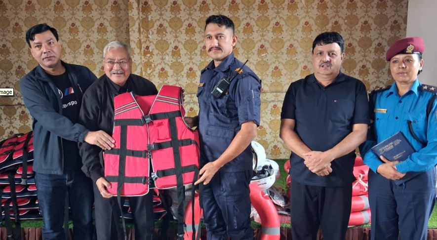 विपदमा एसएस फाउण्डेसनको साथ, प्रहरीलाई उद्धार सामग्री सहयोग