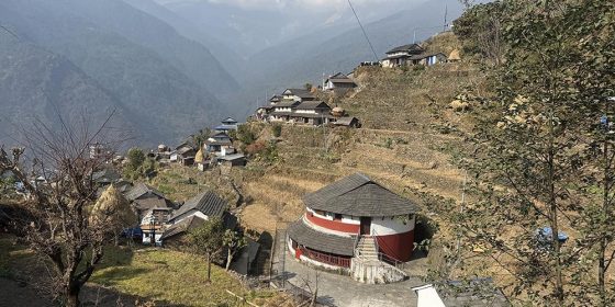 गाउँमा दसैं : हराए माटो र कमेरोले सजाइने घर