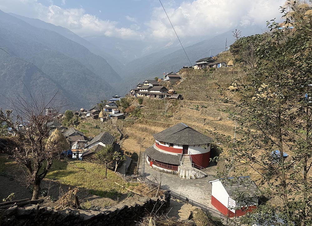गाउँमा दसैं : हराए माटो र कमेरोले सजाइने घर
